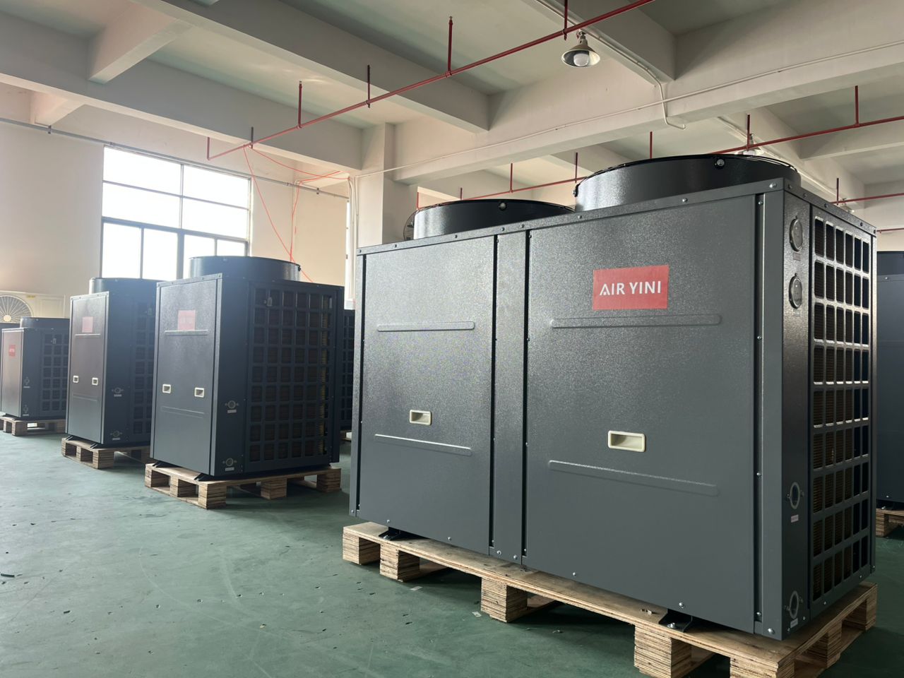 AIRYINI Commercial Heat Pump върху палет в склад